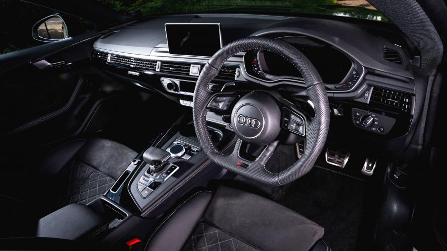 Интерьер Audi RS5 Sportback 2019 года  (UK) (фото 23 из 40)